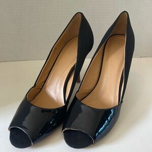 TAHARI BLACK PATENT & FABRIC PUMPS